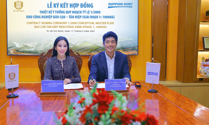 001-1750476763-1750477082-6563-1750477516 Bà Lê Nữ Thùy Dương - Tổng giám đốc Công ty Cổ phần KCN Tân Hiệp và ông Toshiyuki Fukuda - Tổng giám đốc Công ty Nippon Koei Việt Nam thực hiện nghi thức ký kết giữa hai bên. Ảnh: KN Group