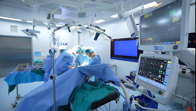 01-1751257702-1751257739-7528-1751257806 Bác sĩ Quyền và êkíp phẫu thuật cho anh Tuấn. Ảnh: Bệnh viện Đa khoa Tâm Anh