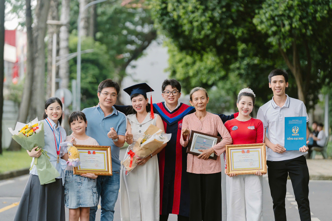 059ba2566b3adc64852b-175023881-4375-6447-1750252538-1 Tường chụp ảnh cùng gia đình trong ngày tốt nghiệp. Ảnh: Nhân vật cung cấp