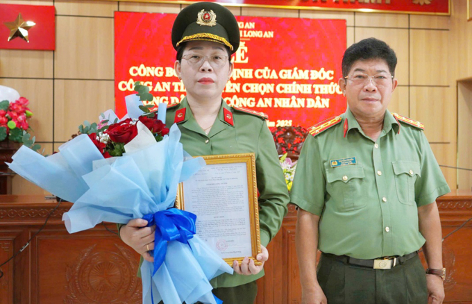 06ef7c74-f8ba-4ef3-a59a-6cf1ee-8229-2737-1750390181 Đại tá Nguyễn Văn Hòa trao Quyết định tuyển dụng cho chị Diễn. Ảnh: Công an Long An