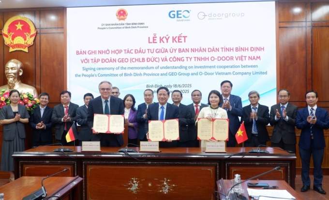 1-1-3-1750396086-2308-1750396372 Chủ tịch UBND tỉnh Phạm Anh Tuấn cùng đại diện doanh nghiệp ký kết ghi nhớ hợp tác. Ảnh: Cổng thông tin tỉnh