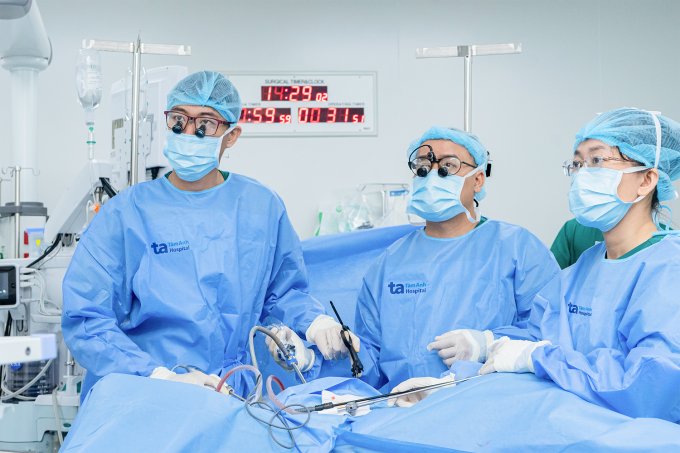 1-10-1750000941-5581-1750001014 Bác sĩ Trọng(giữa) phẫu thuật nội soi tách khối u quái buồng trứng cho bệnh nhi. Ảnh: Bệnh viện Đa khoa Tâm Anh