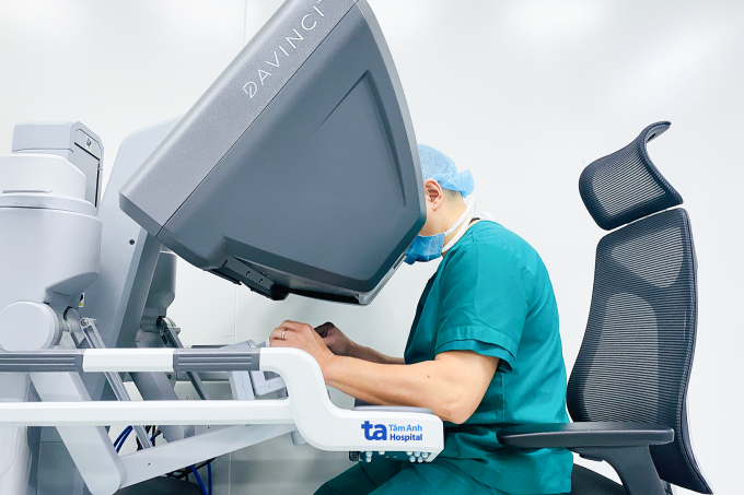 1-11-1750929856-5082-1750930034 Bác sĩ Đức điều khiển robot Da Vinci Xi tìm khối u thận của người bệnh. Ảnh: Bệnh viện Đa khoa Tâm Anh