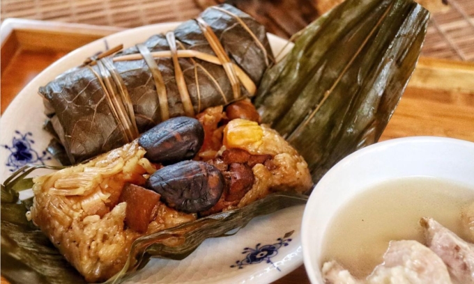 1-12-1748052005-7141-1748052176 Bánh ú ở Thượng Hải có hình gối dài. Ảnh: stellacookdiary/Instagram