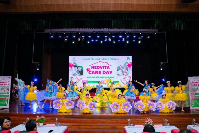 1-1749699144-8187-1749700218 Màn đồng diễn mở màn NeoVita Care Day 2025 - Ngày hội sức khỏe tuổi thơ tạo sự hào hứng cho hàng trăm em nhỏ và phụ huynh. Ảnh: NeoVita