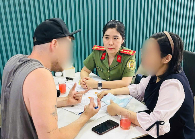 1-1749774872-8938-1749775025 Cán bộ xuất nhập cảnh làm việc với các bên liên quan. Ảnh: Công an cung cấp