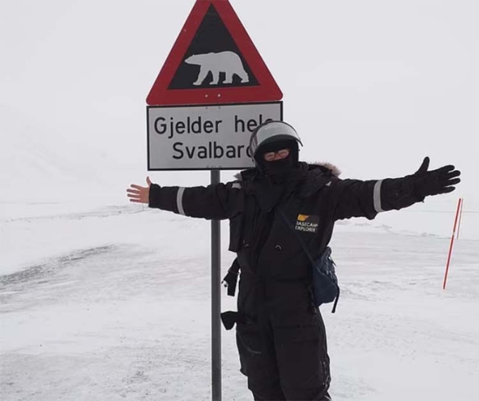 1-1749807523-2824-1749807778 John Gimlette chụp ảnh lưu niệm tại Svalbard. Ảnh: DM