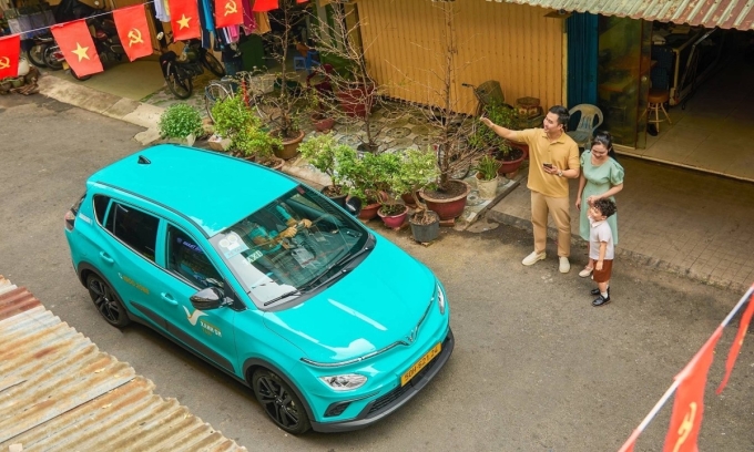 1-1750232037-9126-1750234543 Một gia đình sử dụng taxi điện Xanh SM. Ảnh: GSM