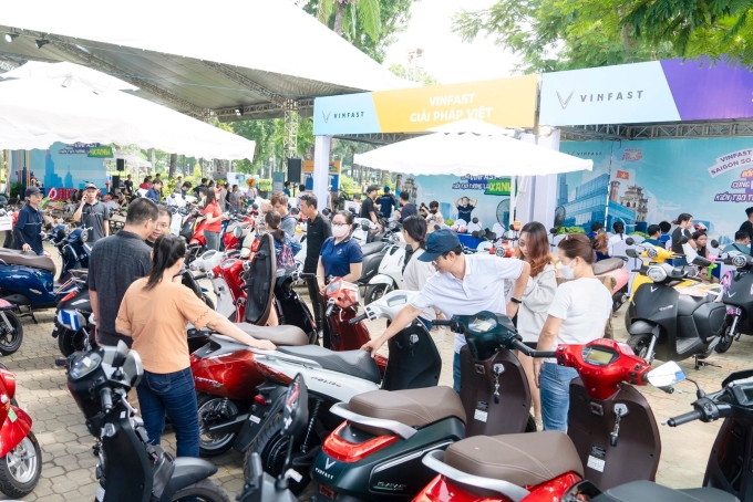 1-1750406835-9149-1750406981 Người tham dự sự kiện Đổi xăng lấy điện tại TP HCM hôm 14-15/6. Ảnh: VinFast
