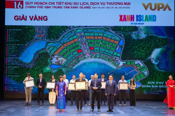 1-1750752935-3707-1750753318 Đại diện Sun Group nhận giải vàng cho quy hoạch chi tiết 1/500 khu du lịch, dịch vụ thương mại vịnh trung tâm Cát Bà. Ảnh: BTC