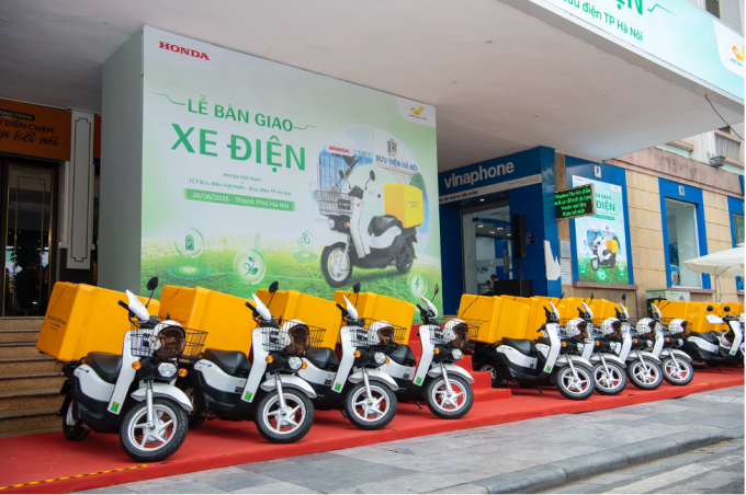 1-1750931485-2874-1750931583 Dàn xe máy điện Honda Benly e: tại lễ bàn giao. Ảnh: HVN