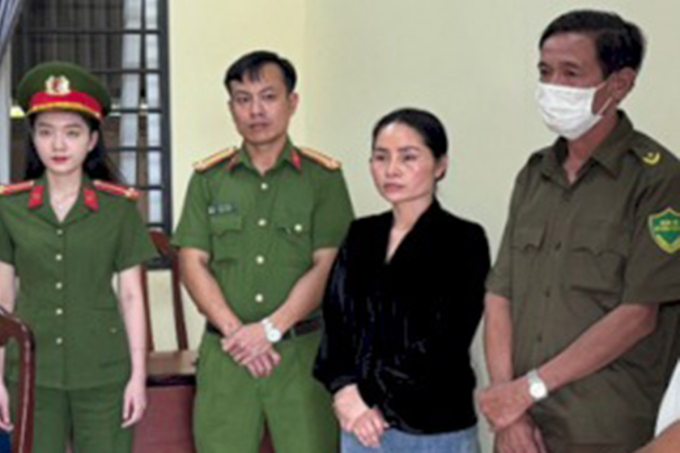 1-1750931795-2214-1750931845 Bà Nguyễn Thị Hợi (áo đen) lúc bị bắt. Ảnh: Công an Đăk Lăk