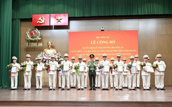 1-1751110649-8847-1751111306 Bộ trưởng Lương Tam Quang chúc mừng Giám đốc Công an tỉnh, thành mới. Ảnh: Bộ Công an