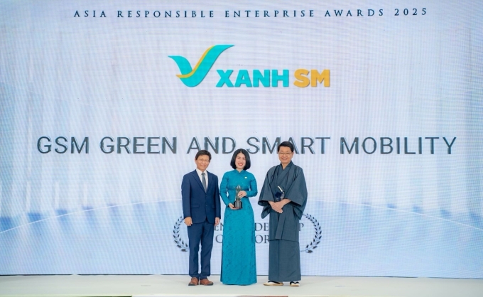 1-1751248477-3392-1751248567 Đại diện Xanh SM (giữa) nhận giải thưởng từ ban tổ chức. Ảnh: GSM