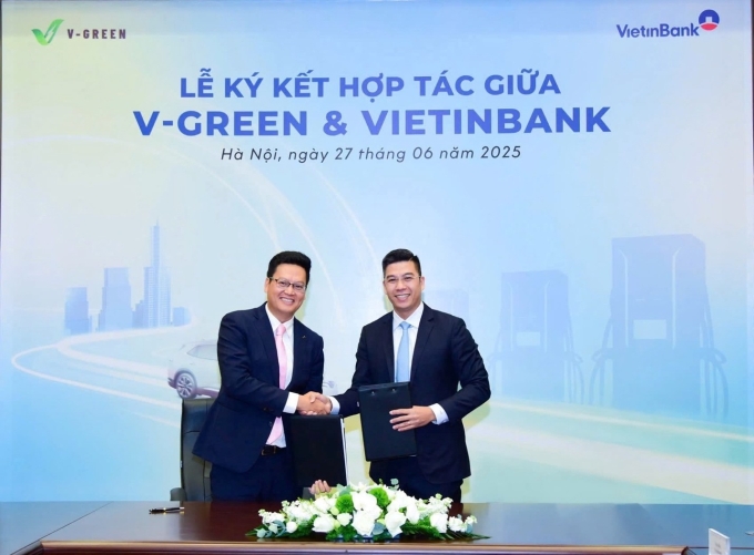 1-1751248978-1834-1751250949 Ông Dương Văn Quân, Phó tổng giám đốc VietinBank (phải) và ông Nguyễn Thành Dương, Tổng giám đốc V-Green tại lễ ký kết. Ảnh: VG