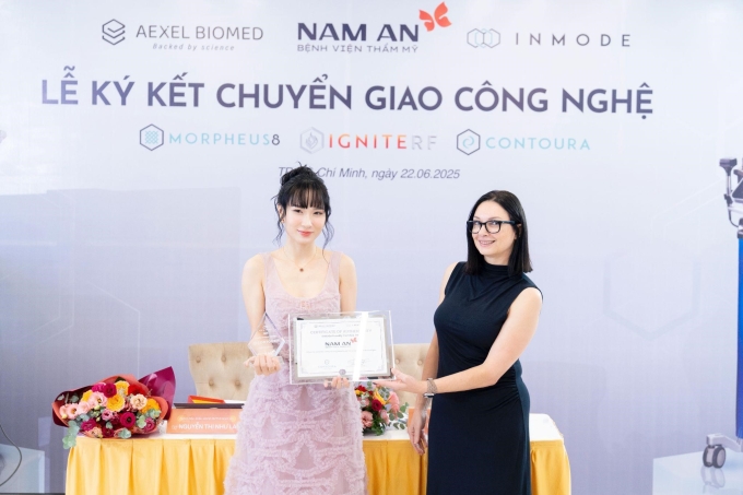 1-1751268752-7347-1751269528 Dr. Lisa Friederich, chuyên gia đào tạo quốc tế từ InMode và CEO Bệnh viện Thẩm mỹ Nam An Nguyễn Thị Như Lan tại lễ ký kết chuyển giao công nghệ trẻ hóa. Ảnh: Nam An