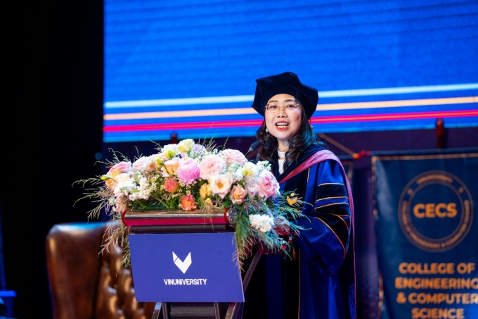 1-20-1751250219-4436-1751250389 TS. Lê Mai Lan, Chủ tịch Trường ĐH VinUni phát biểu khai mạc lễ tốt nghiệp. Ảnh: VinUni