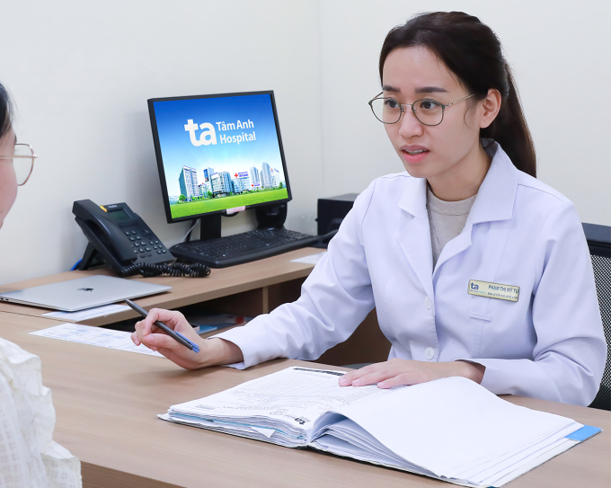 1-3-2-1749628803-8532-1749628850 Bác sĩ Phạm Thị Mỹ Tú khám và tư vấn phác đồ điều trị cho người bệnh. Ảnh minh họa: Thanh Luận