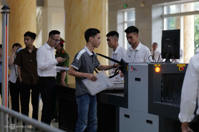 1-jpeg-1750235103-1750235138-4901-1750235553 Những người được triệu tập xếp hàng làm thủ tục vào phiên tòa phúc thẩm. Ảnh: Ngọc Thành