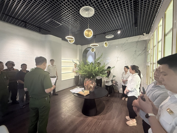 1-jpeg-1750668182-1750668276-3306-1750668323 Công an khám xét địa điểm kinh doanh của Cún Bông. Ảnh: Ngọc Bích