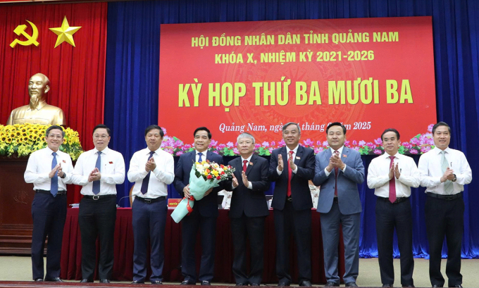 11-1750736584-7581-1750736751 Ông Lê Văn Dũng (thứ tư từ trái qua) nhận hoa từ lãnh đạo HĐND tỉnh Quảng Nam, sáng 24/6. Ảnh: Đắc Thành
