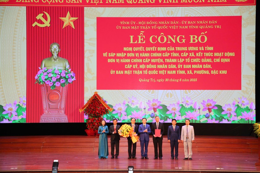 Phó Thủ tướng Chính phủ Trần Hồng Hà trao Quyết định chỉ định Chủ tịch HĐND tỉnh Quảng Trị mới và ra mắt ban thường trực HĐND và UBMTTQVN tỉnh.