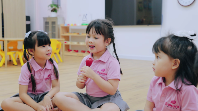 1vne-1750303987-6524-1750304028-1 Học sinh Sakura Schools mặc đồng phục với bộ nhận diện mới. Ảnh: Sakura Schools