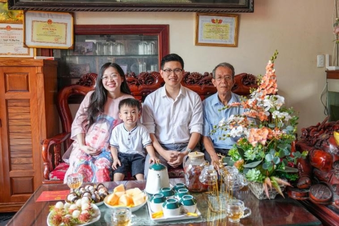 2-1750232049-6753-1750234543 Gia đình anh Nguyễn Bá Quyền, một trong những người nhận chiếc VinFast VF 3 từ GSM. Ảnh: GSM