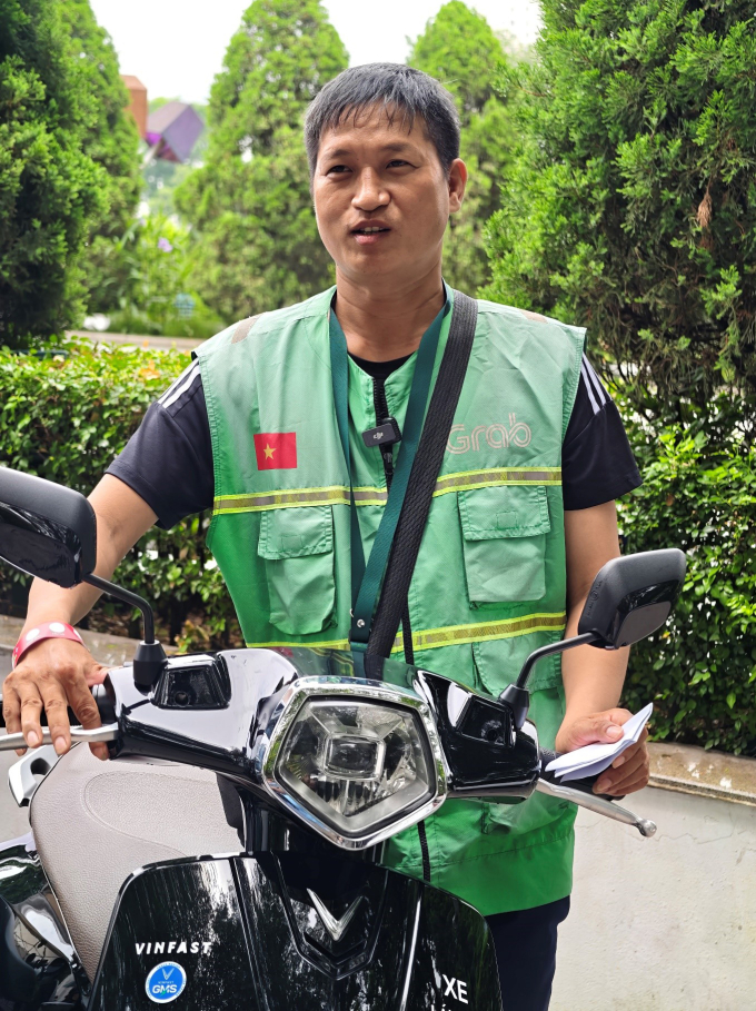 2-1750491539-9347-1750491725 Anh Mai Văn Tam, một tài xế xe công nghệ đến đổi xe máy cũ, mua xe điện VinFast Vento Neo. Ảnh: QA