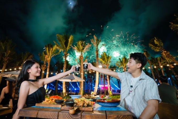 2-1750561829-5238-1750562303 Du khách trải nghiệm ẩm thực và bia thủ công tại nhà hàng ven biển mới Vịnh trung tâm Cát Bà. Ảnh: XIN NGUỒN