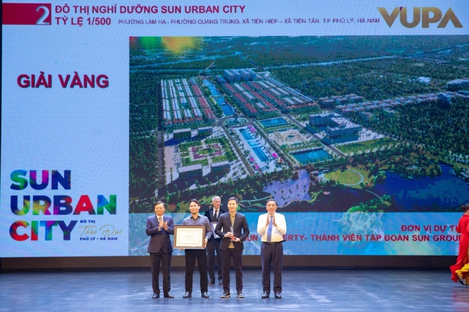 2-1750752936-2255-1750753318 Đại diện Sun Group nhận giải vàng cho đô thị nghỉ dưỡng Sun Urban City. Ảnh: BTC