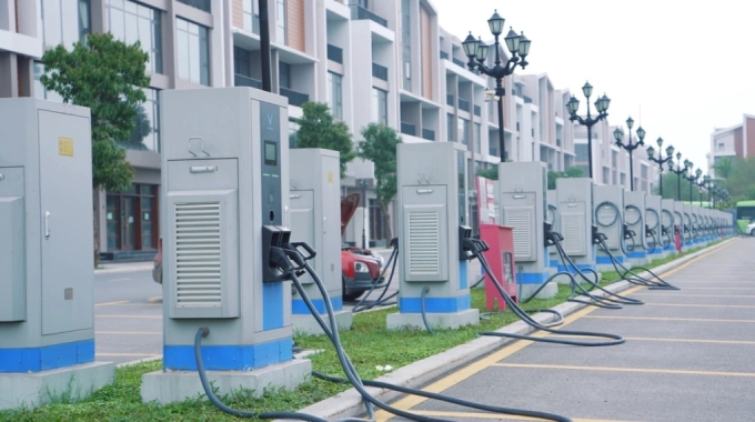 2-1751248993-8808-1751250950 Một trạm sạc ôtô điện VinFast tại Hà Nội. Ảnh: Quang Anh
