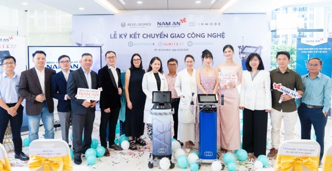 2-1751268880-6532-1751269529 Các đại biểu và khách mời tại lễ ra mắt công nghệ Contoura & Ignite RF tại Bệnh viện Thẩm mỹ Nam An ngày 22/6. Ảnh: Nam An