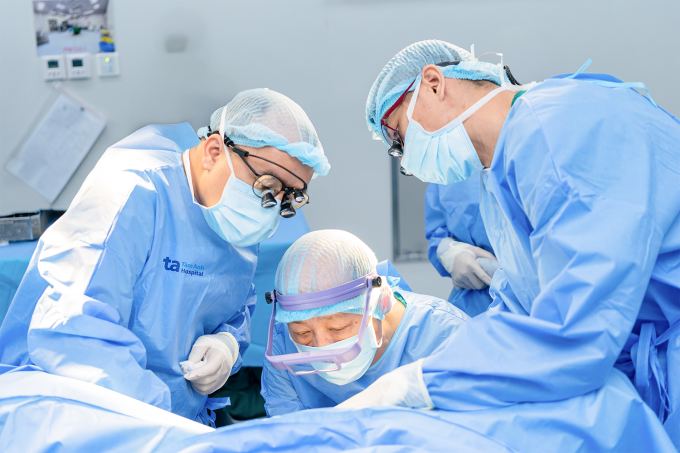 2-5-1750000861-3921-1750001014 PGS Sơn (giữa) phẫu thuật xẻ màng ngăn tử cung cho bệnh nhi. Ảnh: Bệnh viện Đa khoa Tâm Anh