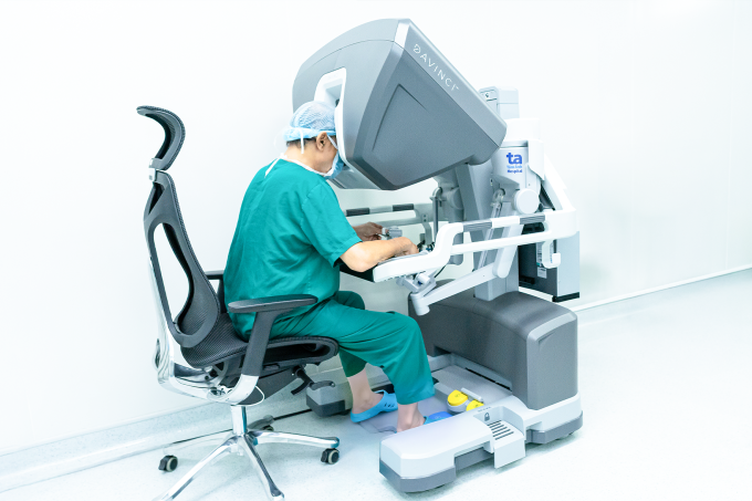 2-5-1750743332-2650-1750743504 PGS Chuyên điều khiển robot Da Vinci Xi phẫu thuật cắt ung thư bàng quang cho ông Dũng. Ảnh: Bệnh viện Đa khoa Tâm Anh