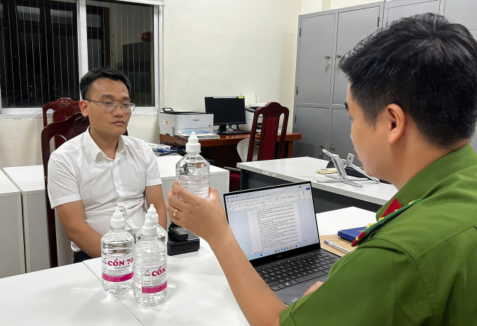 2-jpeg-1750080326-1750080354-1-7866-6479-1750080527 Ông Phạm Đình Tuấn (áo trắng) tại cơ quan điều tra. Ảnh: Linh Đan