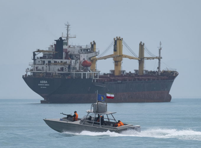 2024-04-29t000000z-777768691-m-6043-4115-1749930206 Cano của Lực lượng Vệ binh Cách mạng Hồi giáo Iran (IRGC) đang di chuyển dọc theo Vịnh Ba Tư gần một tàu chở hàng tổng hợp ngày 29/4/2024. Ảnh: Reuters