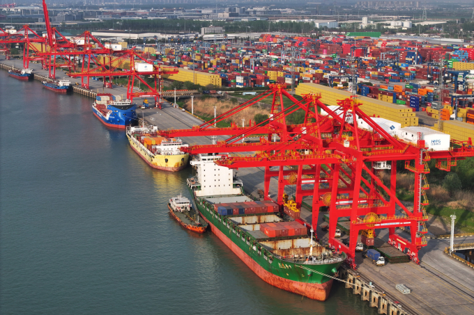 2025-04-09t155120z-692317085-m-8359-2805-1749460056-1 Cảng container tại Nam Kinh (Giang Tô, Trung Quốc) tháng 4/2025. Ảnh: Reuters
