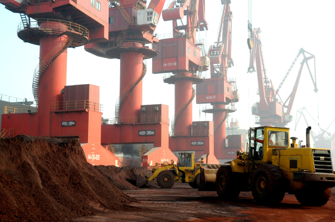 2025-06-06t145151z-122981343-r-5496-8322-1750066367 Công nhân tại một công trường khai thác đất hiếm ở Giang Tô (Trung Quốc). Ảnh: Reuters
