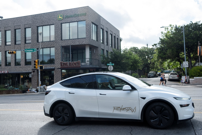 2025-06-22t145208z-1243287827-6364-1301-1750744835 Một chiếc robotaxi của Tesla chạy trên Đại lộ South Congress ở Austin, Texas, ngày 22/6. Ảnh: Reuters