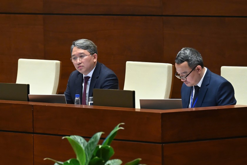 Bộ trưởng Bộ Tư pháp lắng nghe các ý kiến phát biểu của đại biểu Quốc hội. (Ảnh: Cổng TTĐTQH)