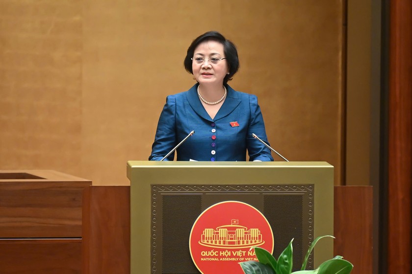Bộ trưởng Bộ Nội vụ Phạm Thị Thanh Trà báo cáo giải trình, tiếp thu ý kiến. (Ảnh: Cổng TTĐTQH)