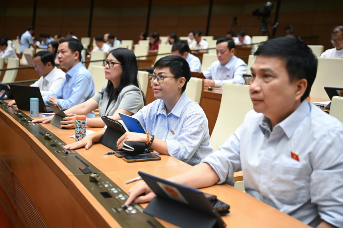 202506160915583641-b7a2370bc04-6008-2215-1750124096 Các đại biểu Quốc hội bám nút tại Hội trường Diên Hồng. Ảnh: Cổng TTĐT Quốc hội
