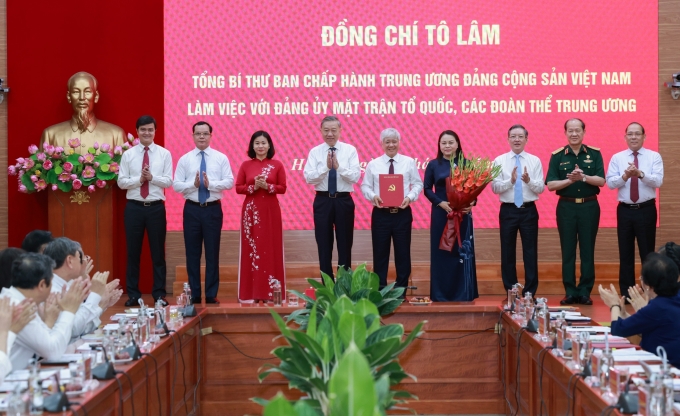 22783e6b3c458b1bd254-175065051-3554-8896-1750650770 Tổng Bí thư Tô Lâm trao quyết định về chức năng, nhiệm vụ, tổ chức bộ máy Cơ quan Ủy ban Trung ương Mặt trận Tổ quốc Việt Nam. Ảnh: Hoàng Phong