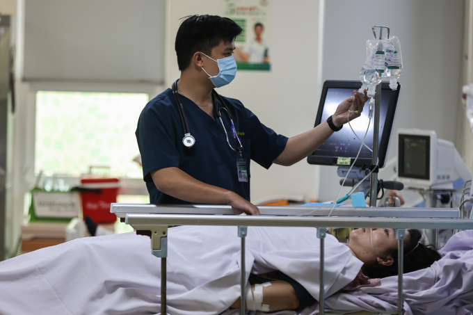 233a1915-5231-1749779618 Bác sĩ điều trị tại Khoa Cấp cứu, Bệnh viện Quân y 175. Ảnh: Quỳnh Trần