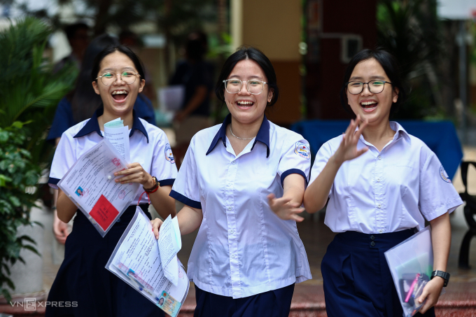 233a3110-1749307511-1749307632-7342-1749307729 Thí sinh thi lớp 10 công lập TP HCM, tại THCS Hoa Lư (TP Thủ Đức), ngày 6/6. Ảnh: Quỳnh Trần