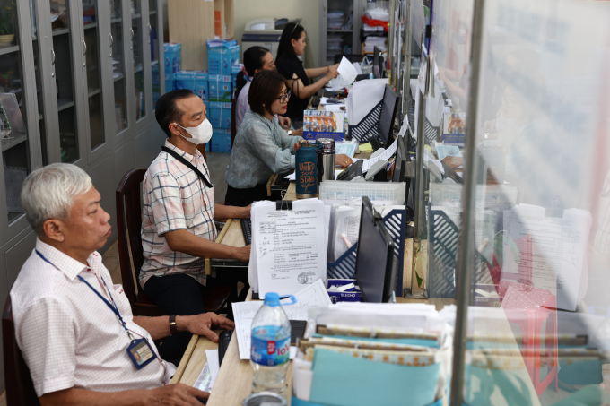 233a4920-3791-1749475569 Cán bộ, nhân viên UBND phường Phước Long A, TP Thủ Đức xử lý các thủ tục hành chính cho người dân, tháng 5/2025. Ảnh: Quỳnh Trần