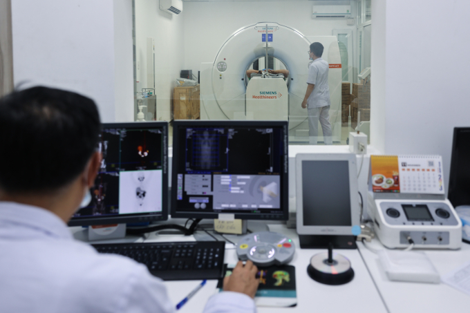 233a9864-6379-1751009233 Bác sĩ chuẩn bị chụp PET/CT cho bệnh nhân. Ảnh: Quỳnh Trần