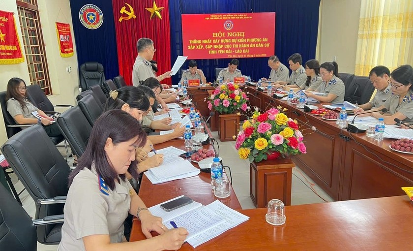 Đại biểu tham dự hội nghị góp ý vào phương án sắp xếp, sáp nhập cơ quan THADS. Ảnh: CTV.