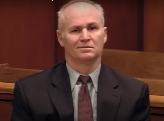 263432029-a973d377-f156-4259-8-2312-6907-1747823882 Edward Locascio ra tòa năm 2007. Ảnh: Court TV